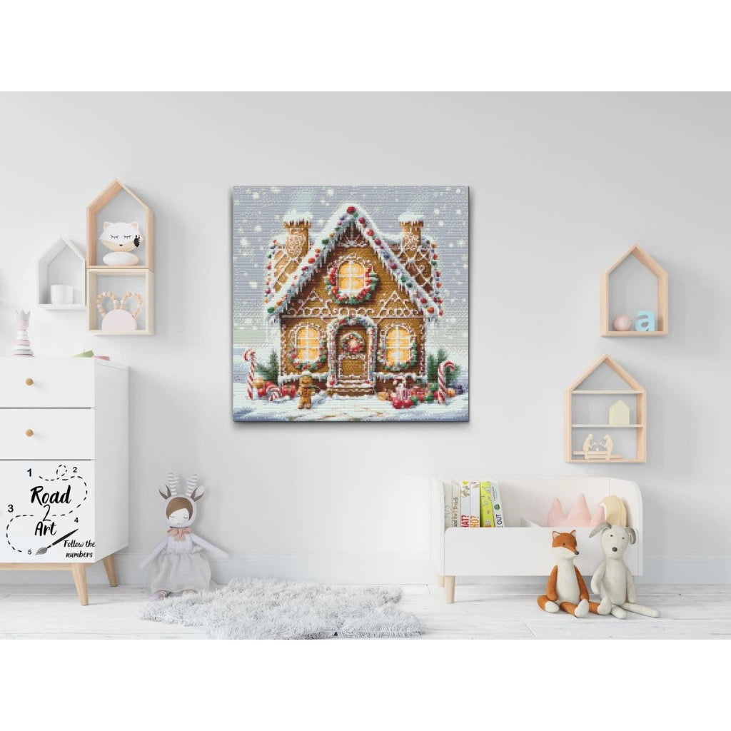 juligt pepparkakshus med polkagrisar och snöflingor