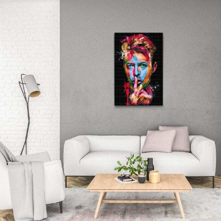 Monterad färgglad diamantmålning i vardagsrum, med motiv av person i starka kontrastfärger och uttrycksfull stil.