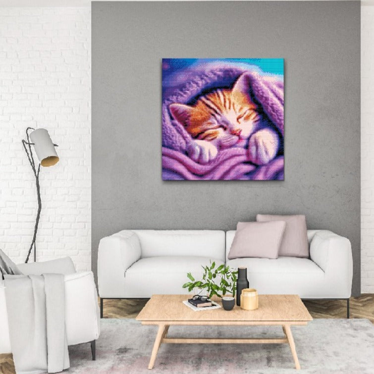 Sovande katt i pärlor – perfekt diamond painting för lugn och glädje

