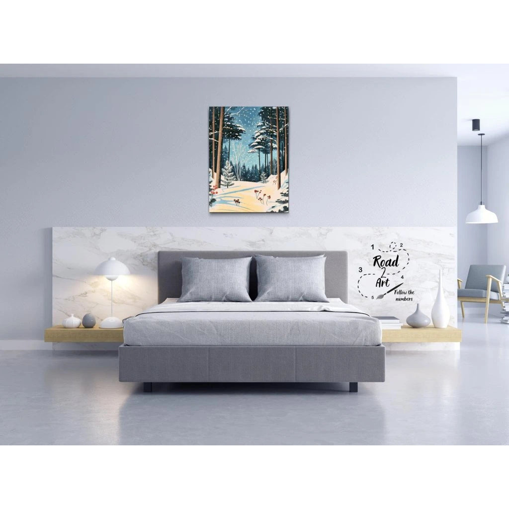 vintermotiv med tallar, snöfall och blå kvällshimmel