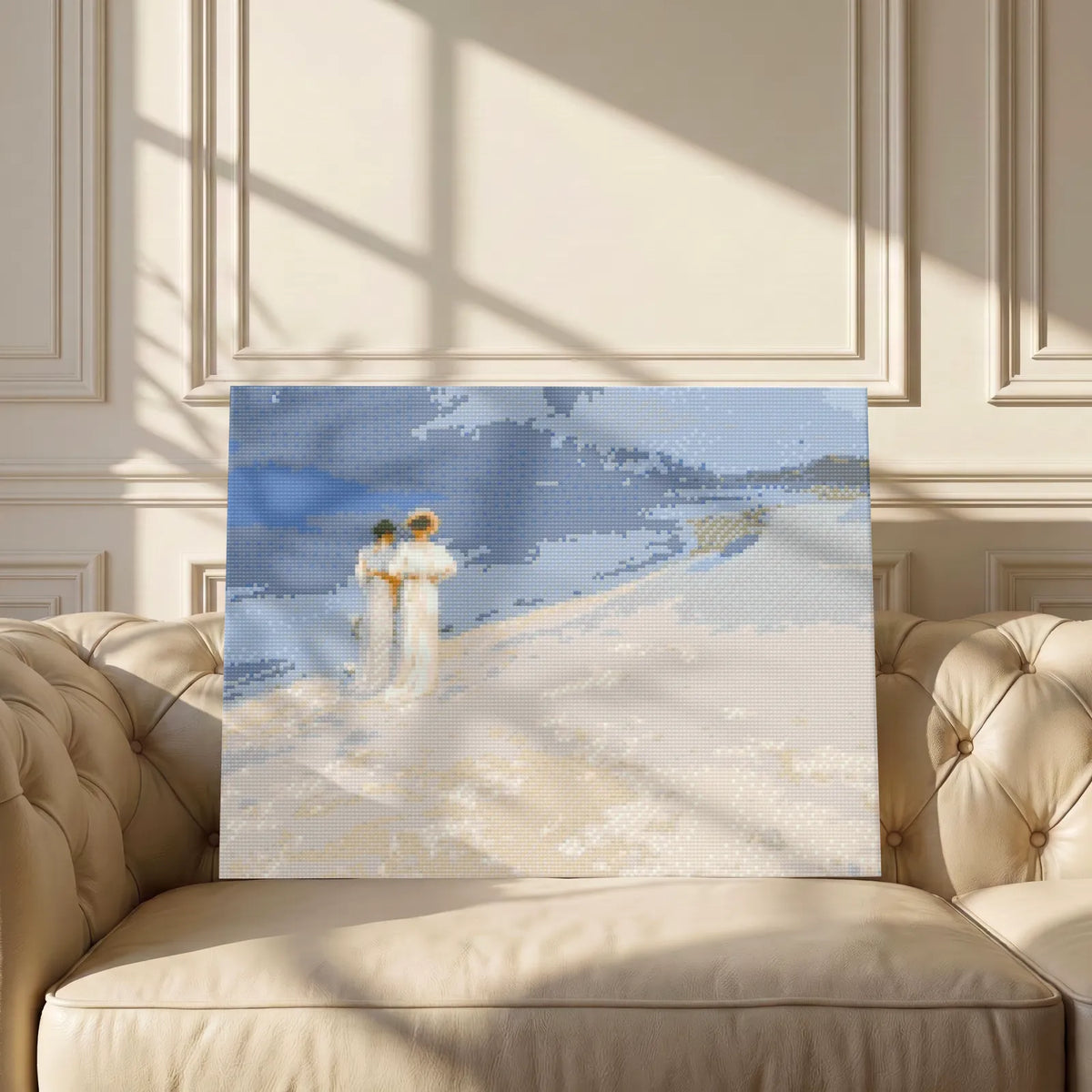 Sommarkväll på Skagen av P.S. Krøyer som diamantmålning, färdig duk 30 x 40 cm i en krämvit soffa